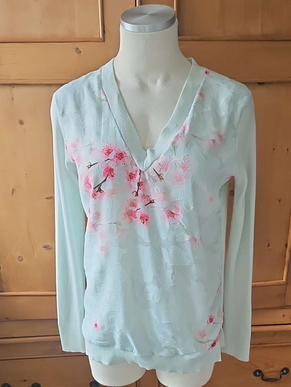 Ted Baker Mint Green Long Sleeve V-Neck Top with Pink Floral Print Size 2 - Picture 3 of 7